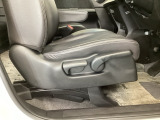 【前席】運転席にはシート高を調整できるハイトアジャスターが装備され、幅広いシートポジションの設定が可能になっております♪