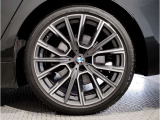 【BMWアロイホイル】軽量かつ強度に拘ったアロイホイル。走行性能ポテンシャルを引き出す設計。車の足元を引き締めてくれる大きなポイントはアロイホイルです。
