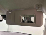 ちょっとした身だしなみチェックができるバニティミラー付き運転席・助手席サンバイザー,運転席側にはチケットホルダーも付いてます