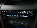 温度を設定することで、車内空間を快適に保ってくれるオートエアコンを装備。