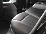 クオリティの高いシートを採用するのは、Audiのクルマづくりの哲学のひとつです。特に座り心地が重要です。体の大きなドイツ人が座っても頑丈な耐久性があります。。しかも肌触りも良く高級家具のようです。