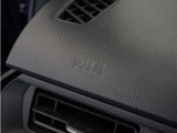 ◆助手席エアバッグ◆SRSエアバッグは、シートベルトだけでは防ぎきれない衝突時の衝撃から乗員を守るための安全装置。衝突時に瞬時に膨らみ、頭部や胸部がダッシュボードに直接衝突するのを防ぎます。