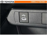 ポータブルオーディオなどの機器を接続して、車両のスピーカーで聞くことができます。