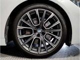 BMW純正アルミホイールです。納車時にはアルミホイールコーティングも承っております!是非ご検討下さいませ。