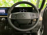 運転操作を快適にする形状で、握り心地も良好です。細部にまでこだわったデザインは、車内空間の雰囲気を高めます。