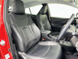 高いホールド性で運転姿勢が安定します。長距離ドライブでも疲れにくいのが魅力です。快適なドライビングライフをお送りください♪
