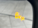 【ブラインドスポットモニター】走行中、ドアミラーの死角になりやすい箇所に後続車が接近するとサイドミラーのレンズに警告を表示!ドライバーに注意喚起をしてくれます。