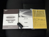 メンテナンスノートと車の取扱説明書です。