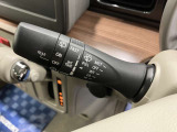 【フロント間欠ワイパー(時間調整付き)】降雨量に合わせてワイパーの作動間隔を調整することができます。