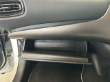 ちょっとしたところは収納ボックスにもなっています。車内はサイズも決まっているので、収納が少ないと思っているアナタ!ご安心ください。さまざまなところに収納が隠れているんです♪