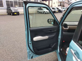 助手席側のドア内部のお写真です。