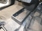 【小物の収納に便利】足元には使いやすい収納トレイが備わっています。スマートフォンや小銭などをサッと置くことができ日々の使い勝手を高めてくれます。