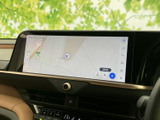目的地設定やルート検索がスムーズに行えます。高精細な地図で、初めての道も安心。渋滞情報も確認可能です。