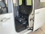 【チップアップシート】座面を跳ね上げて、背の高い荷物も積み込みやすくなります。