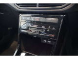 エアコン操作パネルがスライド式になっております。独立型エアコンのため運転席と助手席それぞれで快適な温度に設定いただけます。