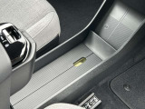 運転席と助手席の間にはトレーがあり、観音開き型の蓋をすることができます。USB Type-Cポートが設置されているためスマートフォンの充電スペースとしてご利用できます。