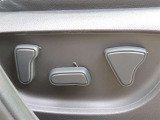 運転席シ-トはパワ-シ-ト(電動)で楽にシ-トポジションを調整出来ます。