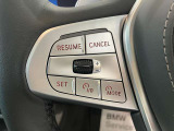 【アクティブクルーズコントロール】一定速度での巡航はもちろん、前方の車両との距離を一定に保ちながら自動で加減速を行います。BMWは車両停止までの制御が可能となりますので、渋滞時には大変嬉しい機能です。