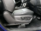 パワーシート搭載。微妙な調整が手軽にでき、最適なポジションで運転することが可能です。