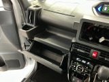 【収納部】パッと手に取りたい小物の置き場に便利。その他、沢山の収納部がございます。