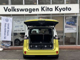 通常でも大容量の荷室を確保。後席の背もたれを倒せばさらに広大なスペースが確保できます。