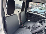 毎日過ごす運転席は要チェック。シートのへたり・擦れ、視界のイメージまで伝わる重要ポイント。