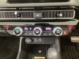 【左右独立オートエアコン】左右席で独立温度コントロールが可能です。運転席はキンキンに冷やして助手席はマイルドにと言った設定が可能です☆暑さ寒さでケンカすることもなくなりますね♪