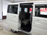 当店では専任のメカニックが大切なお客様のお車を一台一台丁寧に整備いたします。自社認証工場にてリフトアップし下回りまでキッチリ検査いたします。