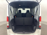 開口部も広く荷物の積み下ろしもしやすいお車となっております。4人乗りでも充分な荷室のスペースがあります。シートの背もたれは5:5の割合で分割して可倒できるので、長いお荷物などを載せることもできます。