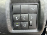 コーナーセンサーを車の前後に装備。障害物までの距離に応じて警告音を変えてお知らせ。縦列駐車時や駐車場・車庫などでの取り回しをサポートします。詳細は販売店スタッフまでおたずねください。