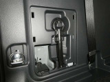 【車載工具】タイヤ交換には必需品ですね!万が一に役立つ工具です。緊急時に備え、使い方をしっかり覚えておきましょう。