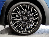 アロイは英語で合金を意味しますが、車の世界ではアルミ製のホイールを指します。大衆車のホイールは製造コストが安いスチール(鉄)でできていますが、アルミ(アルミ合金)製ホイールは軽いのが特徴です。