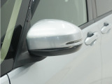◆ドアミラーウインカー◆ドアミラーにウインカーを装備しています。対向車に自身の進行方向を合図し安全に運転できます。