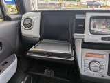 書類や小物を整理して収納できるグローブボックス。車内の空間をすっきりと保つのに役立ちます。