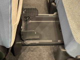 中敷きを立ち上げれば、倒れやすい荷物も安定して積める置きラクボックスが標準装備