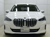 一目でBMWと解る存在感。象徴的なキドニーグリルを中心にシャープなヘッドライトと力強い表情が融合。スポーティーさとエレガンスを兼ね備えたBMWならではのフロントフェイスです。