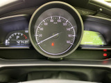 運転に必要な情報をひと目で確認できるメーターパネル。視認性に優れたデザインで、運転に集中できます。走行距離も確認できます。