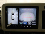 パノラミックビューモニターを装備。駐車場や交差点でクルマを真上から見るように周囲を確認できます。機能の詳細は販売店スタッフまでおたずねください。