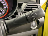 車外の明るさによって自動で点灯・消灯するオートライトも搭載