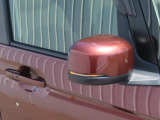【LEDドアミラーウインカー】ドアミラーにウィンカーが付いているので、周りの車がウインカーやハザードに気付きやすくなります。右左折時や車線変更時の事故を防ぎ、安全に走行できます。