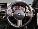 【ハンドル】ドライバーとBMW車の一体感がダイレクトに伝わるステアリングホイール。形状・太さへの拘りに加えて、操作性を高める為にスイッチ類も配置。クイックかつ安定のドライビングを体感下さい!