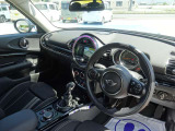 視界が広く運転しやすい運転席まわりです。各スイッチ類の位置も直感的に操作しやすく、長距離ドライブでも疲れにくい設計になっています。