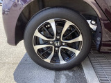 純正アルミホイールです。足元が引き立つので、車全体のイメージがアップしますよ!