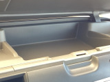 運転席にはアッパーボックスを備えており、小物の収納に便利です。