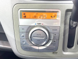 【オートエアコン】一度お好みの温度に設定すれば、車内の温度を検知し風量や温度を自動で調整。暑い&hellip;寒い&hellip;と何度もスイッチ操作をする必要はありません。快適な車内空間には必須の機能ですね♪