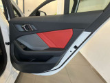 BMWのドアを閉めた時の重厚感は所有者様の満足度を高めてくれます。