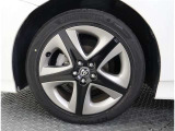 かっこいいホイールですね。 車のイメージを大きく左右するホイール部分はコダワリを持ちたいですね。