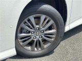純正アルミホイールです。車種ごとに専用設計されいるのでデザインも外観にマッチしてますね!