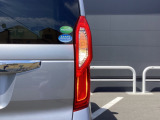 フラットなリアビューには、コントラスト感あるフルLEDコンビネーションランプになっています。