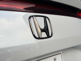 こちらのお車にはブラックエンブレムが装着されており、よりスポーティーな印象に仕上がっています♪